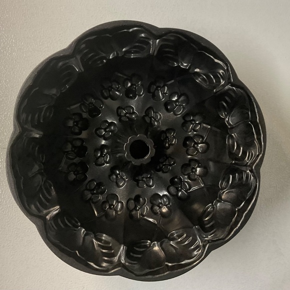 Nordic Ware Violet Flower Bundt Cake Pan Williams Sonoma 10 Cup USA Retired - Picture 5 of 7